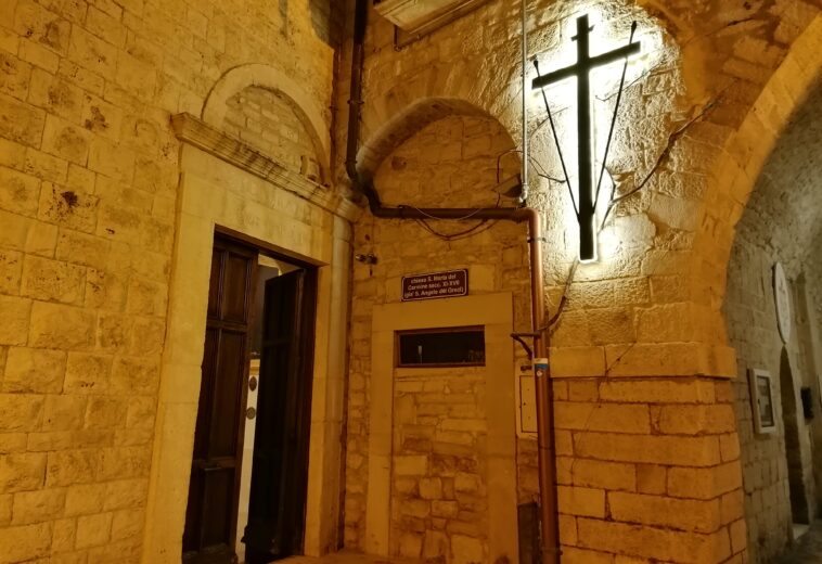 Illuminata la croce della Quaresima dall’Arciconfraternita Maria Ss. del Carmine