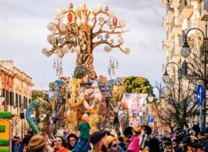 Uno dei sfarzosi carri che ha sfilato per le strade di Putignano nel 2020, il cui tema era "Terra vista dal Carnevale"