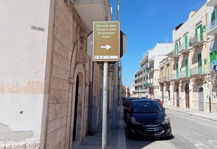 A GIOVINAZZO SI AGGIORNA LA SEGNALETICA TURISTICA DELLE ARCHITETTURE RURALI MENTRE NON CI SI CURA  DI QUELLA DEGLI EDIFICI STORICI DEL CENTRO ANTICO