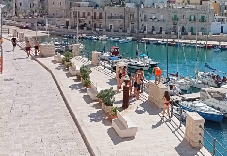 I TUFFI SPERICOLATI DALL’ALTO DI VIA MARINA NELLE ACQUE DEL PORTICCIOLO DI GIOVINAZZO