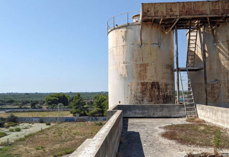 L’ex cementificio che deturpa la costa di Giovinazzo