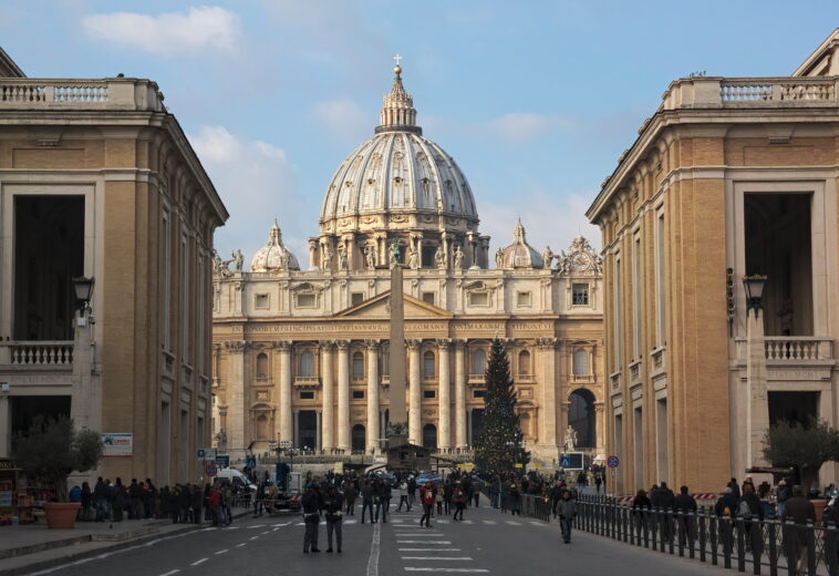 La Chiesa Cattolica per la prima volta ha ricevuto meno di 1 miliardo di euro attraverso l’8 per mille