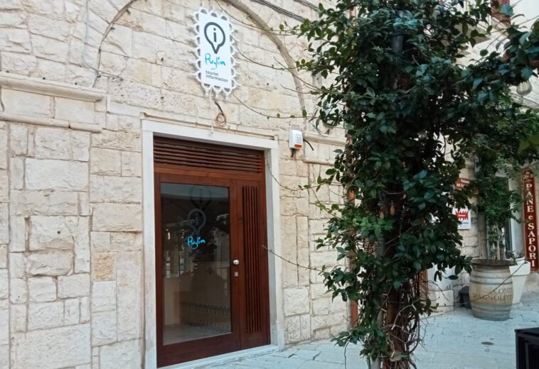 TEMPI SERRATI PER L’INAUGURAZIONE DEL PUNTO  D’INFORMAZIONE TURISTICA, IN PIAZZA UMBERTO, A GIOVINAZZO