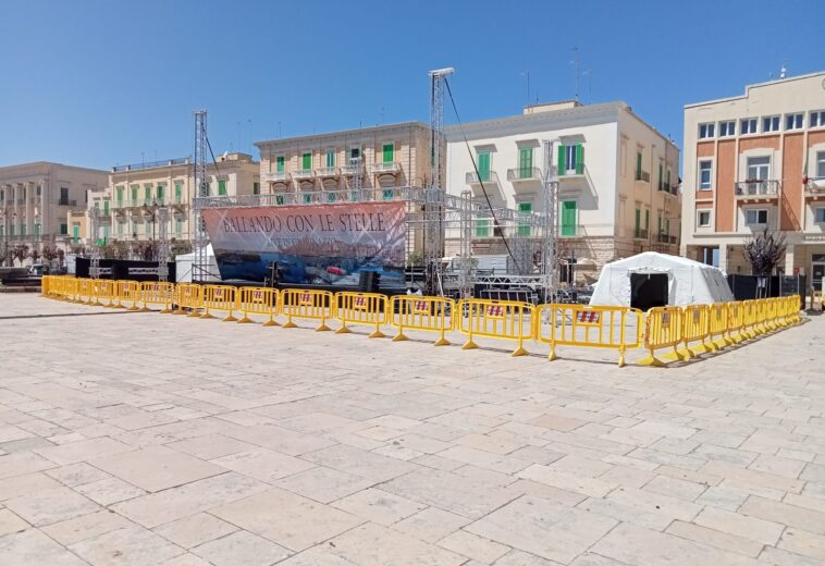 IN PIAZZA, A GIOVINAZZO, UN PALCO SI SMONTA E UNO SI RIMONTA SENZA RISPETTO DEL VALORE SOCIALE E CIVICO DEL LUOGO