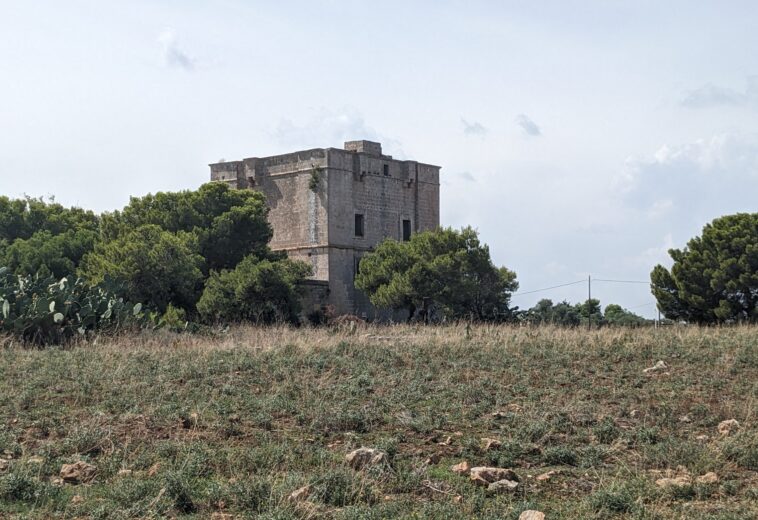 “La Compra”: una masseria fortificata sul lungomare di Polignano