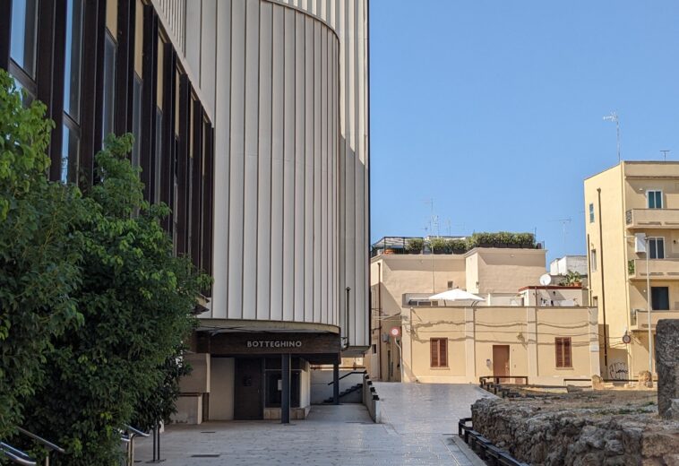 Il Teatro Verdi di Brindisi, palafitta sospesa sulle rovine romane