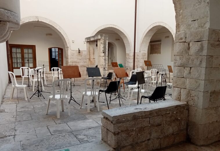 NON SI COMMEMORA LA GIORNATA DELL’ALBERO, A GIOVINAZZO, MA “LA MUSICA IN FESTA” SI, A SPESE DEL COMUNE