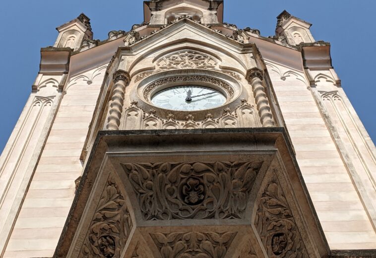 Lo splendido orologio neogotico di Gravina