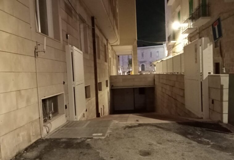 MUNICIPIO DI GIOVINAZZO: PERCHÈ UN CANCELLO   SULLA RAMPA D’ACCESSO ALLO SCANTINATO?