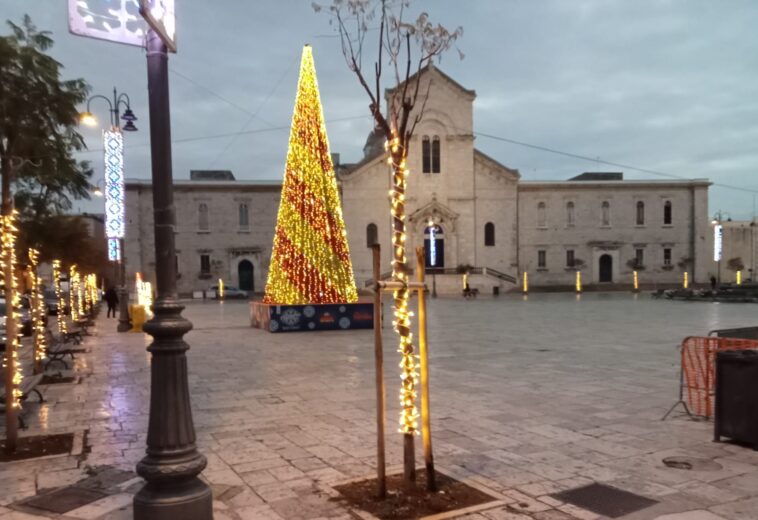 L’ESTETICA DEGLI ADDOBBI NATALIZI, A GIOVINAZZO, PRESA A MOTIVO PER INASPRIRE LO SCONTRO POLITICO TRA LE FAZIONI DELLA MAGGIORANZA AL POTERE